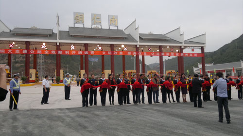 貴州波形梁鋼護(hù)欄板 貴州波形梁鋼護(hù)欄板